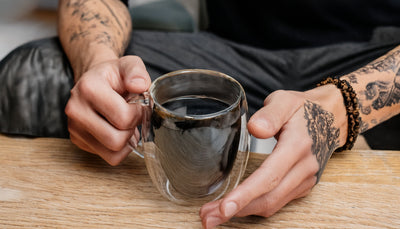Drengene drikker te - stærk pu-erh og lapsang 