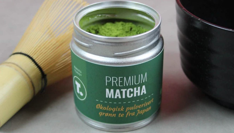 Matcha i boks med visp og bolle